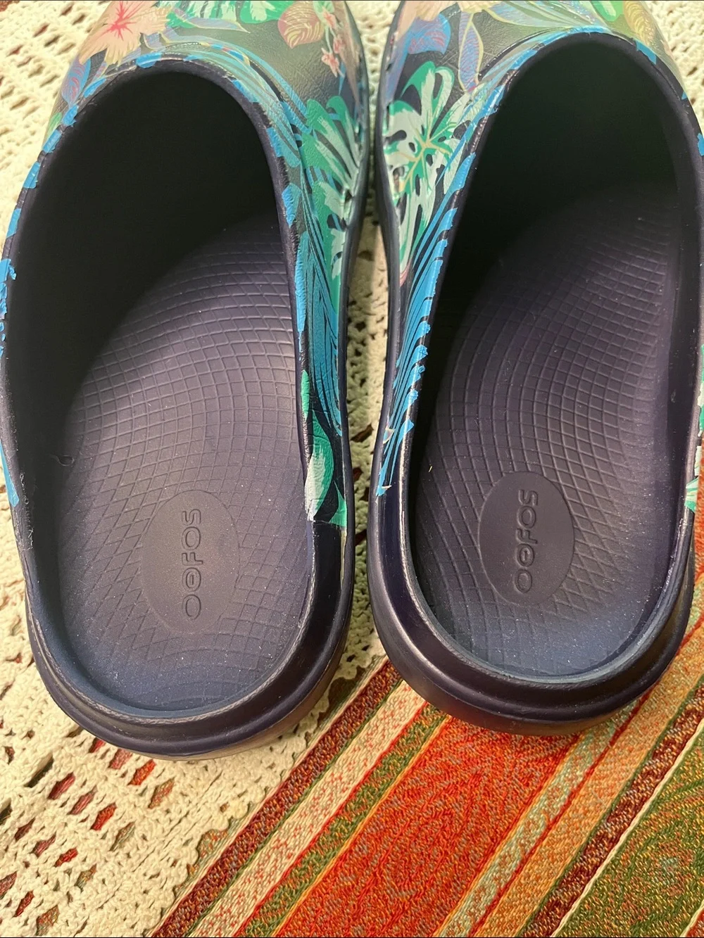 OOFOS. OOCLOOG unisex clog solid black 10 Men’s 12 Women’s Navy Tropical Floral